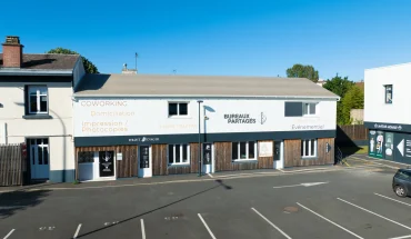 Façade du centre d'affaires BURO Club Partner à Poitiers avec parking, proposant coworking, domiciliation et salles de réunion.