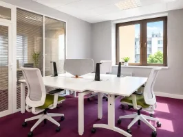 Espace de travail partagé Mexico au BURO Club Partner Dijon Centre, présentant un open space vibrant avec moquette violette, îlots de bureaux blancs, chaises ergonomiques blanches et vertes, et séparateurs acoustiques gris.