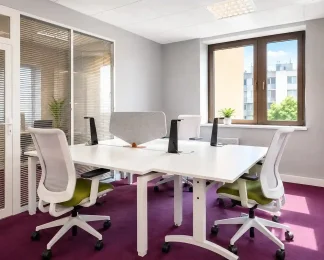 Espace de travail partagé Mexico au BURO Club Partner Dijon Centre, présentant un open space vibrant avec moquette violette, îlots de bureaux blancs, chaises ergonomiques blanches et vertes, et séparateurs acoustiques gris.
