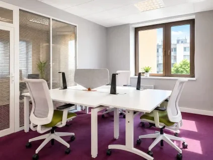 Espace de travail partagé Mexico au BURO Club Partner Dijon Centre, présentant un open space vibrant avec moquette violette, îlots de bureaux blancs, chaises ergonomiques blanches et vertes, et séparateurs acoustiques gris.