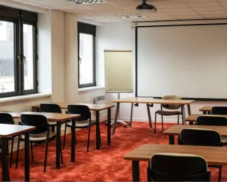 Salle de réunion Zanzibar aménagée en format école au centre d'affaires BURO Club Partner de Dijon