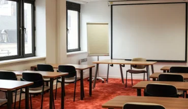 Salle de réunion Zanzibar aménagée en format école au centre d'affaires BURO Club Partner de Dijon