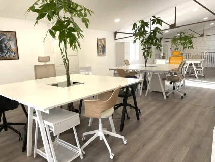 Postes de travail modernes et végétalisés dans l'espace de coworking BURO Club Partner Poitiers, avec fauteuils ergonomiques.