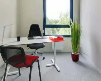 Location de bureau équipé individuel chez BURO Club Le Mans, avec mobilier moderne, fauteuil ergonomique et fenêtre lumineuse.