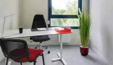 Location de bureau équipé individuel chez BURO Club Le Mans, avec mobilier moderne, fauteuil ergonomique et fenêtre lumineuse.