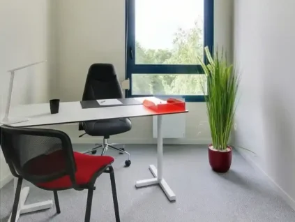 Location de bureau équipé individuel chez BURO Club Le Mans, avec mobilier moderne, fauteuil ergonomique et fenêtre lumineuse.