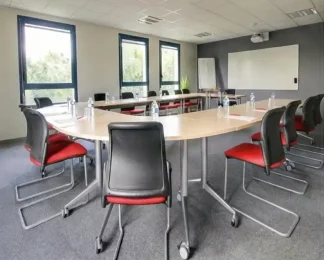Grande salle de réunion modulable configurée en U au centre d'affaires BURO Club Le Mans.
