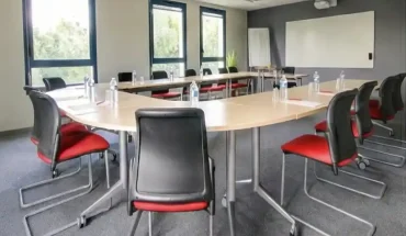 Grande salle de réunion modulable configurée en U au centre d'affaires BURO Club Le Mans.