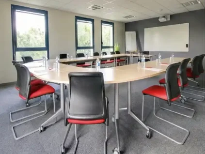 Grande salle de réunion modulable configurée en U au centre d'affaires BURO Club Le Mans.