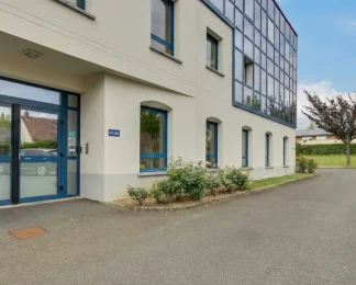 ntrée principale et façade vitrée moderne du centre d'affaires BURO Club au Mans avec parking.