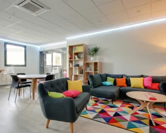 Espace de coworking et salon de détente partagé et chaleureux chez BURO Club Le Mans.