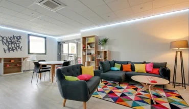 Espace de coworking et salon de détente partagé et chaleureux chez BURO Club Le Mans.
