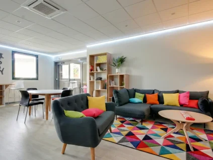 Espace de coworking et salon de détente partagé et chaleureux chez BURO Club Le Mans.